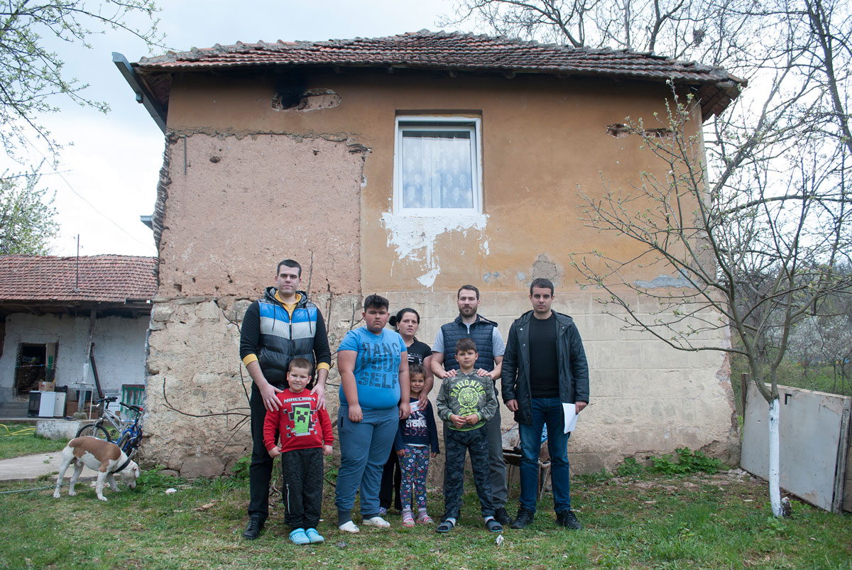 Убио се због дуга за струју пре годину дана, а пита ли се неко шта му је данас са породицом?