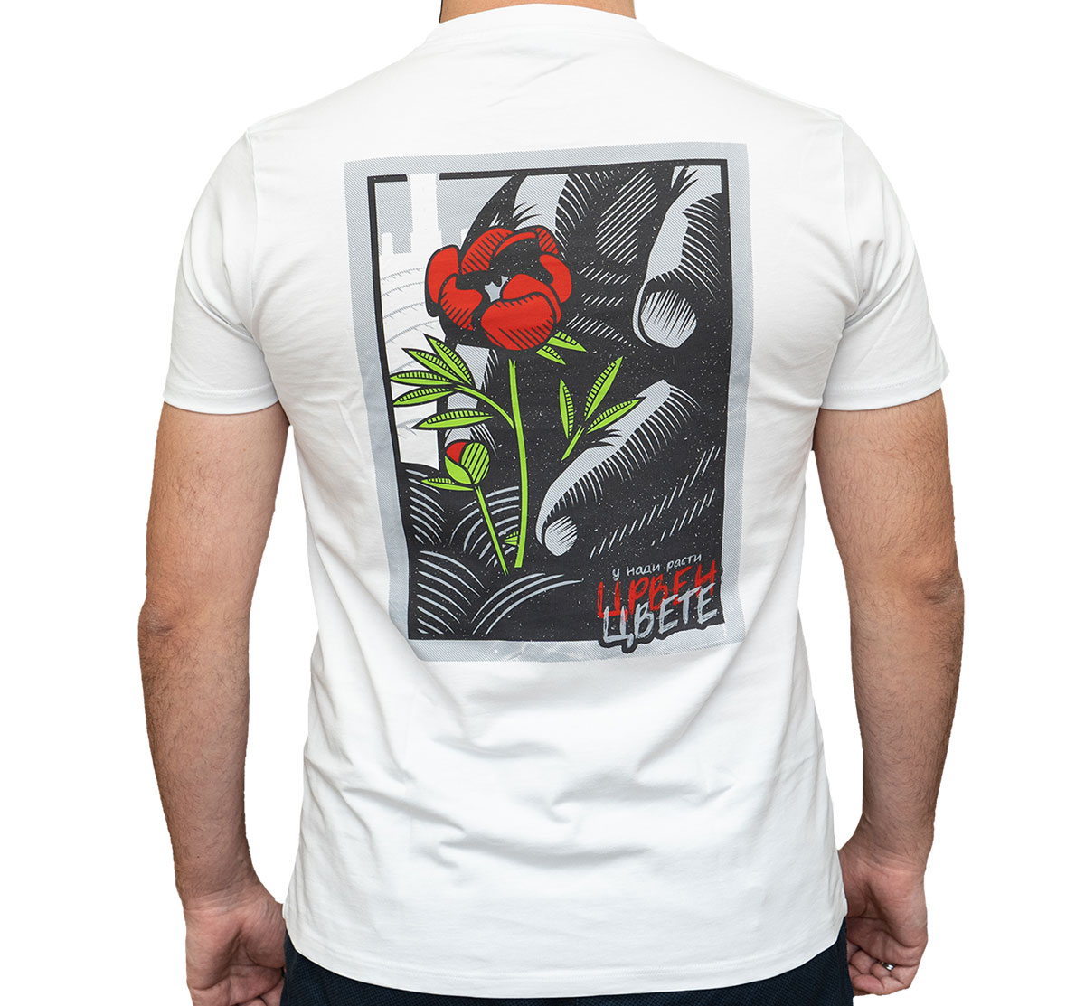 мушка-мајица-црвен-цвете-бела-леђа мушка-мајица-црвен-цвете-бела-леђа