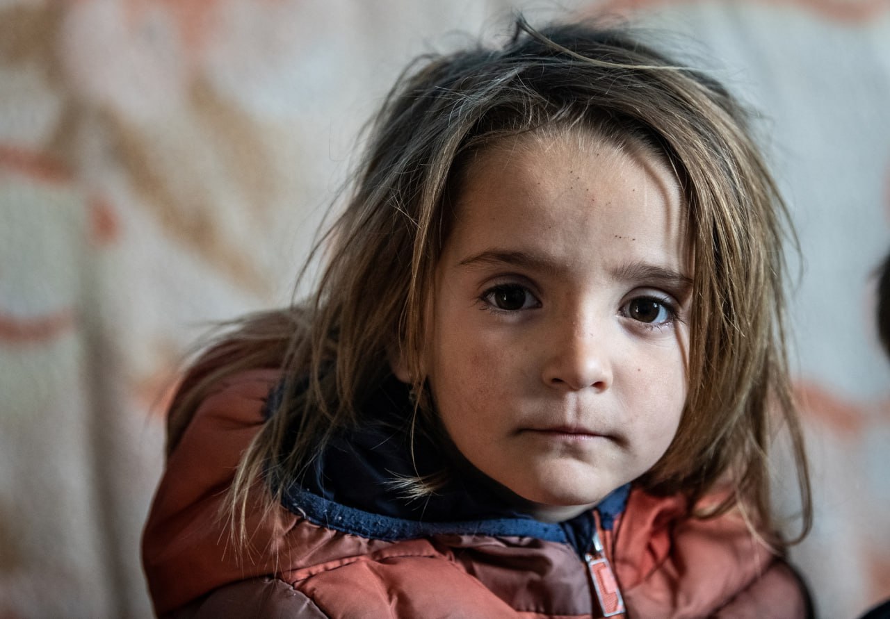 devojcica tuzno gleda u kameru