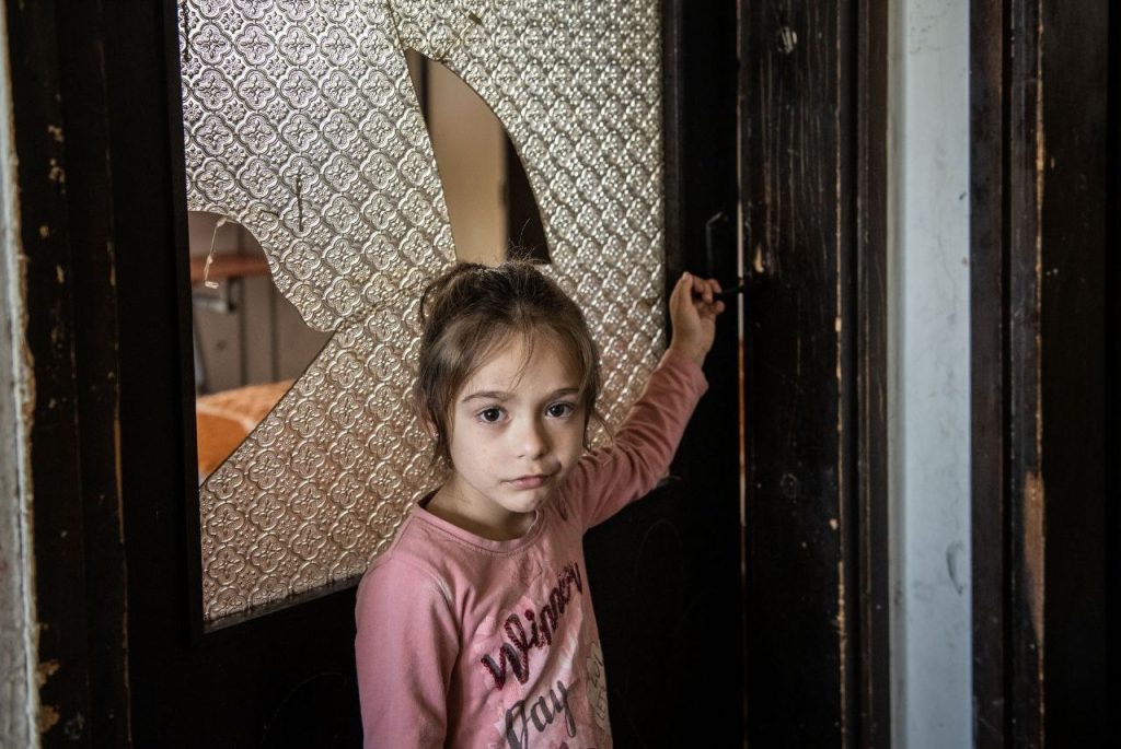 devojcica otvara polomljena vrata