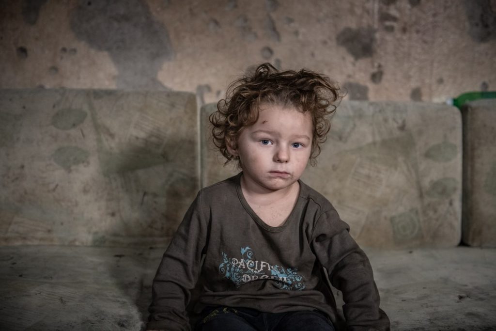 devojcica tuzno gleda