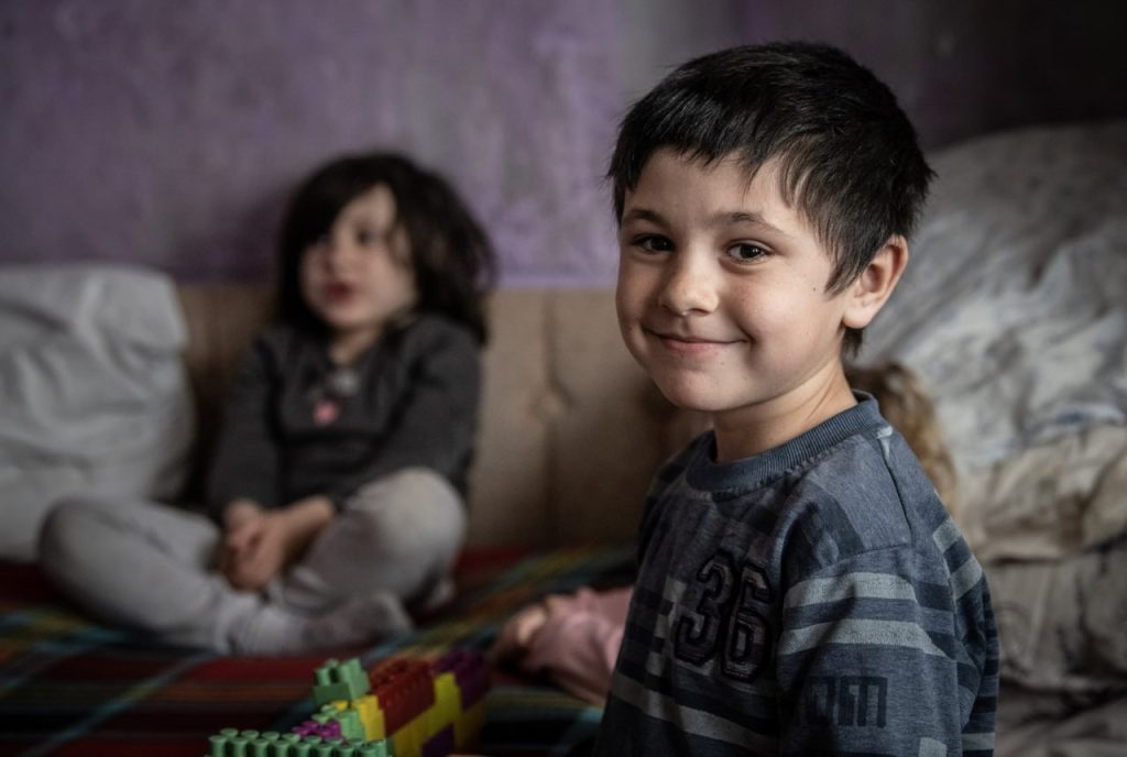 decak u kadru se osmehuje, devojcia se nazire iza