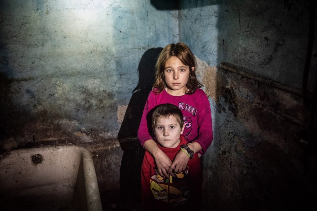 decak i devojcica tuzno gledaju u kupatilu